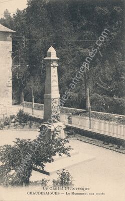 Carte postale ancienne Le Monument aux morts — Chaudes-Aigues (Cantal)