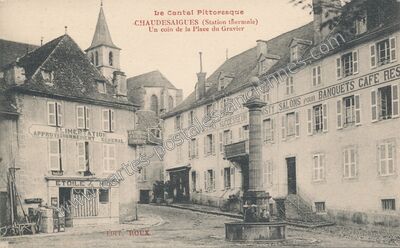 Carte postale ancienne Un coin de la Place du Gravier — Chaudes-Aigues (Cantal)