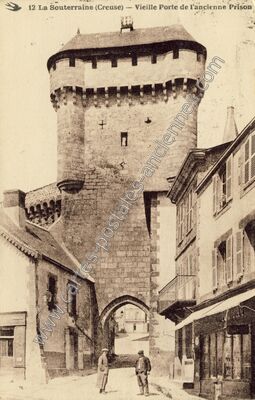Carte postale ancienne Vieille Porte de l'ancienne Prison — La Souterraine (Creuse)