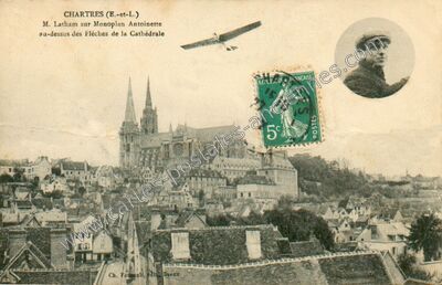 Carte postale ancienne M. Latham sur Monoplan Antoinette au-dessus des Flèches de la Cathédrale — Chartres (Eure-et-Loir)