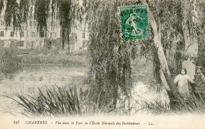Carte postale ancienne Vue dans le Parc de l'École Normale des Instituteurs — Chartres (Eure-et-Loir)