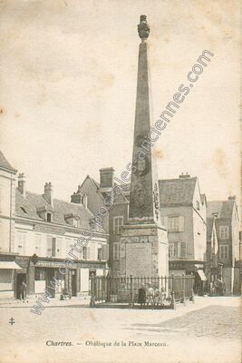 Carte postale ancienne Obélisque de la Place Marceau — Chartres (Eure-et-Loir)