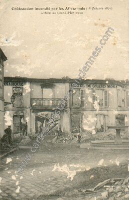 Carte postale ancienne Châteaudun incendié par les Allemands L'Hôtel au Grand-Monarque — Châteaudun (Eure-et-Loir)
