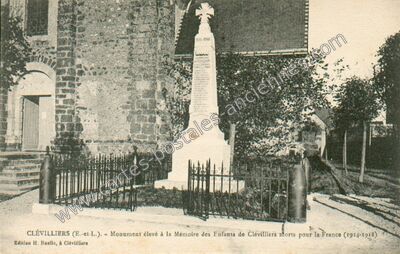 Carte postale ancienne Monument élevé à la Mémoire des Enfants de Clévilliers morts pour la France (1914-1918) — Clévilliers (Eure-et-Loir)