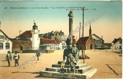Carte postale ancienne Le Calvaire. — La Chapelle Sainte-Croix et Abri du Marin — Concarneau (Finistère)