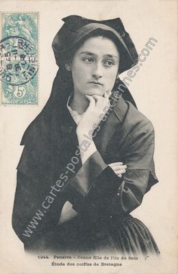 Carte postale ancienne Pensive - Jeune fille de l'ile de Sein / Étude des coiffes de Bretagne — Île-de-Sein (Finistère)