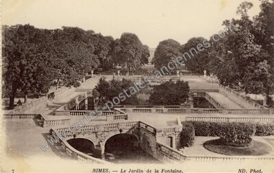 Carte postale ancienne Le Jardin de la Fontaine — Nîmes (Gard)