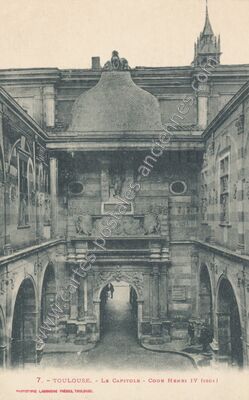 Carte postale ancienne Le Capitole - Cour Henri IV (1604) — Toulouse (Haute-Garonne)