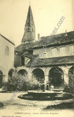 Carte postale ancienne Ancien Cloître des Augustins — Crémieu (Isère)