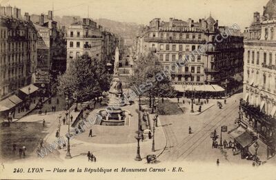 Carte postale ancienne Place de la République et Monument Carnot — Lyon (Rhône)