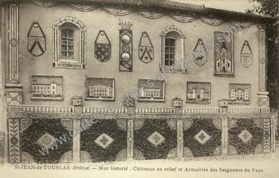 Carte postale ancienne Mur historié : Châteaux en relief et Armoiries des Seigneurs du Pays — Saint-Jean-de-Touslas (Rhône)