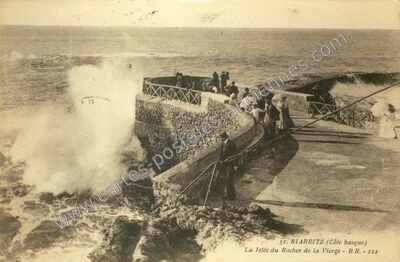 Carte postale ancienne La Jetée du Rocher de la Vierge — Biarritz (Pyrénées-Atlantiques)