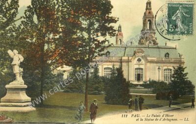 Carte postale ancienne Le Palais d'Hiver et la Statue de d'Artagnan — Pau (Pyrénées-Atlantiques)