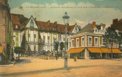 Carte postale ancienne Avenue des Bains et vue sur l'Hospice Thermal — La Bourboule (Puy-de-Dôme)