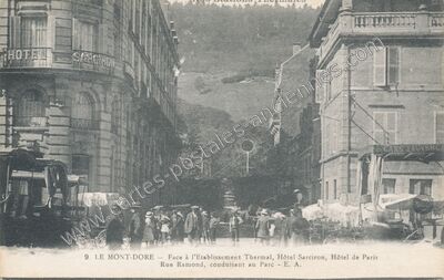 Carte postale ancienne Face à l'Établissement Thermal, Hôtel Sarciron, Hôtel de Paris Rue Ramond — Mont-Dore (Puy-de-Dôme)