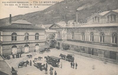 Carte postale ancienne Un coin de la Place de l'Etablissement Thermal — Mont-Dore (Puy-de-Dôme)