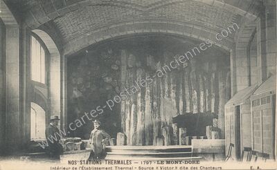 Carte postale ancienne Intérieur de l'Établissement Thermal - Source « Victor » dite des Chanteurs — Mont-Dore (Puy-de-Dôme)