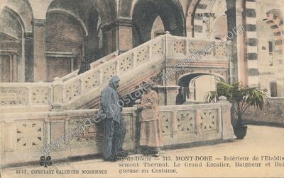 Carte postale ancienne Intérieur de l'Etablissement Thermal. Le Grand Escalier, Baigneur et Baigneuse en Costume — Mont-Dore (Puy-de-Dôme)