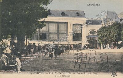 Carte postale ancienne Un coin du Parc et le Casino — Mont-Dore (Puy-de-Dôme)