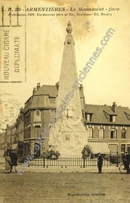 Carte postale ancienne Le Monument - face — Armentières (Nord)