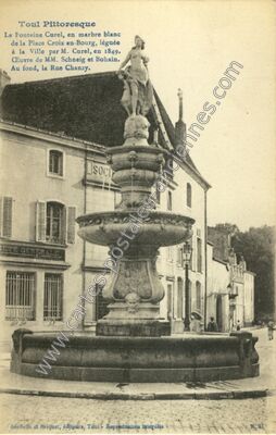 Carte postale ancienne La Fontaine Curel, en marbre blanc de la Place Croix en-Bourg, léguée à la Ville par M — Toul (Meurthe-et-Moselle)