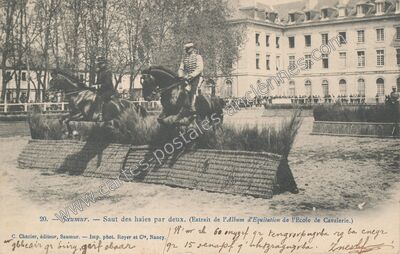 Carte postale ancienne Saut des haies par deux. (Extrait de l'Album d'Equitation de l'Ecole de Cavalerie.) — Saumur (Maine-et-Loire)