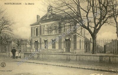 Carte postale ancienne La Mairie — Montcresson (Loiret)
