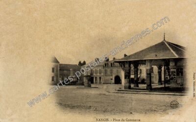 Carte postale ancienne Place du Commerce — Nangis (Seine-et-Marne)