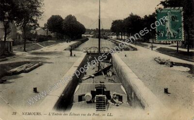 Carte postale ancienne L'Entrée des Écluses vue du Pont — Nemours (Seine-et-Marne)