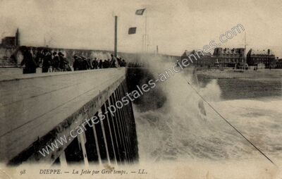 Carte postale ancienne La Jetée par Gros temps — Dieppe (Seine-Maritime)