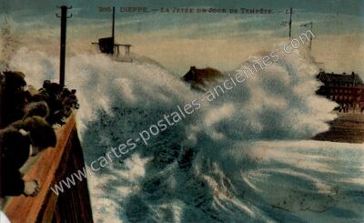 Carte postale ancienne La Jetée un jour de tempête — Dieppe (Seine-Maritime)