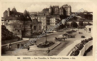 Carte postale ancienne Les Tourelles, le Théâtre et le Château — Dieppe (Seine-Maritime)