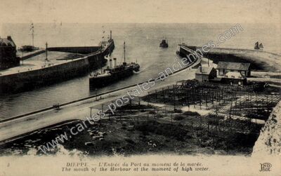 Carte postale ancienne L'Entrée du Port au moment de la marée — Dieppe (Seine-Maritime)