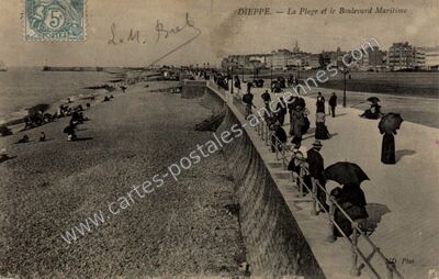 Carte postale ancienne La Plage et le Boulevard Maritime — Dieppe (Seine-Maritime)