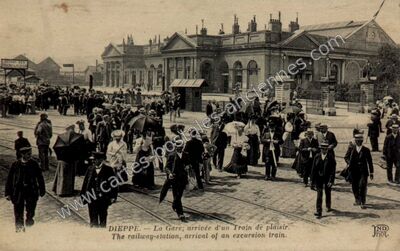 Carte postale ancienne La Gare; arrivée d'un Train de plaisir. The railway-station, arrival of an excursion train — Dieppe (Seine-Maritime)