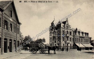 Carte postale ancienne Place et Hôtel de la Gare — Eu (Seine-Maritime)