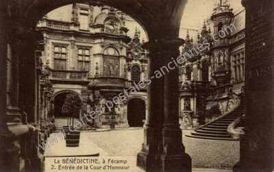 Carte postale ancienne La Bénédictine, Entrée de la Cour d'Honneur — Fécamp (Seine-Maritime)
