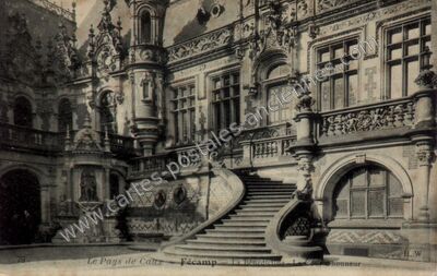 Carte postale ancienne La Bénédictine - La Cour d'honneur — Fécamp (Seine-Maritime)