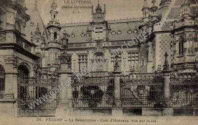 Carte postale ancienne La Bénédictine - Cour d'Honneur, vue sur la rue — Fécamp (Seine-Maritime)