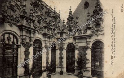 Carte postale ancienne Distillerie de la Bénédictine, vue extérieure de la Salle des Abbés et du Grand Escalier — Fécamp (Seine-Maritime)