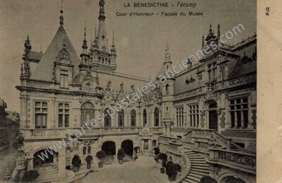 Carte postale ancienne LA BÉNÉDICTINE - Cour d'Honneur - Façade du Musée — Fécamp (Seine-Maritime)