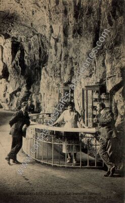 Carte postale ancienne Établissement Thermal. La Grotte — Forges-les-Eaux (Seine-Maritime)