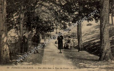 Carte postale ancienne Une Allée dans le Parc du Casino — Forges-les-Eaux (Seine-Maritime)