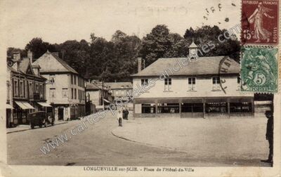 Carte postale ancienne Place de l'Hôtel-de-Ville — Longueville-sur-Scie (Seine-Maritime)