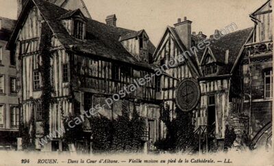 Carte postale ancienne Dans la Cour d'Albaine. - Vieille maison au pied de la Cathédrale — Rouen (Seine-Maritime)