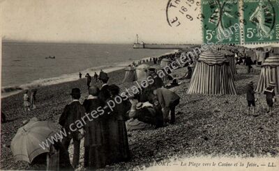 Carte postale ancienne La Plage vers le Casino et la Jetée — Le Tréport (Seine-Maritime)