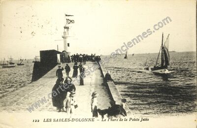 Carte postale ancienne Le Phare de la Petite Jetée — Les Sables-d'Olonne (Vendée)