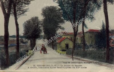 Carte postale ancienne La Route de Nantes, A droite, l'ancienne Eglise Saint-Cyprien du XIIe siècle — Bressuire (Deux-Sèvres)