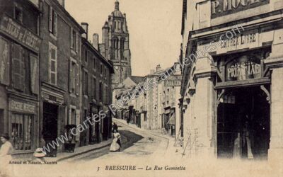 Carte postale ancienne La Rue Gamvetta — Bressuire (Deux-Sèvres)