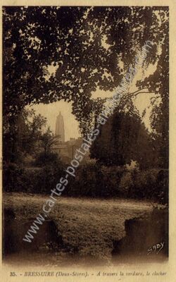 Carte postale ancienne A travers la verdure, le clocher — Bressuire (Deux-Sèvres)